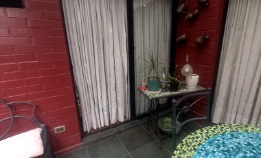 Se vende casa en comuna de La Reina en pasaje cerrado a pasos del registro civil y hospital militar.