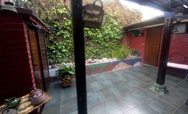 Se vende casa en comuna de La Reina en pasaje cerrado a pasos del registro civil y hospital militar.