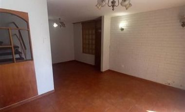 Se vende casa / comuna La Florida/ pasaje/dos pisos/rebajada