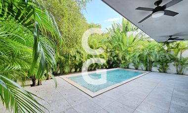 Casa en Venta en Cancun en Residencial Lagos del Sol con Alberca