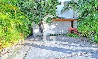 Casa en Venta en Cancun en Residencial Lagos del Sol con Alberca