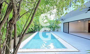 Casa en Venta en Cancun en Residencial Lagos del Sol con Alberca