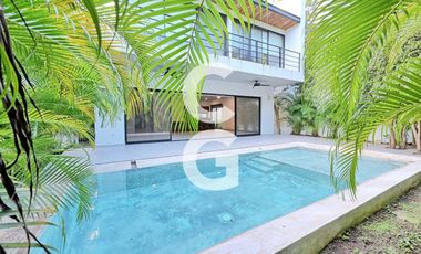 Casa en Venta en Cancun en Residencial Lagos del Sol con Alberca