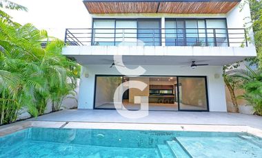 Casa en Venta en Cancun en Residencial Lagos del Sol con Alberca