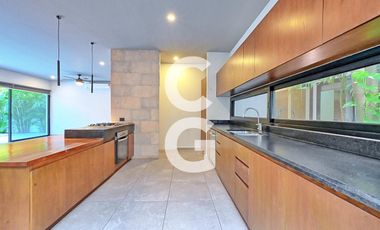 Casa en Venta en Cancun en Residencial Lagos del Sol con Alberca