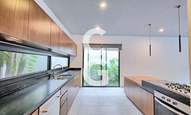 Casa en Venta en Cancun en Residencial Lagos del Sol con Alberca