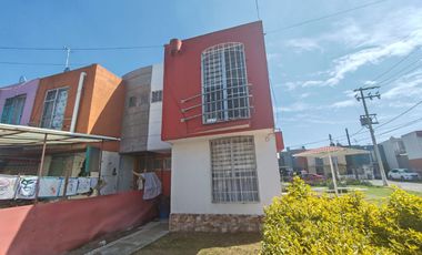 BONITA CASA CON EXCELENTES ACABADOS A UN COSTADO DE ZONA COMERCIAL