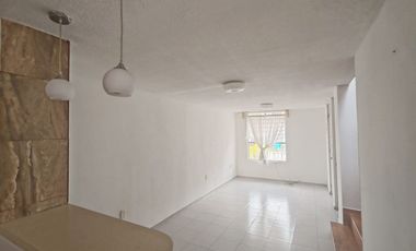 BONITA CASA CON EXCELENTES ACABADOS A UN COSTADO DE ZONA COMERCIAL