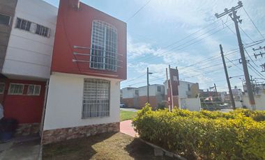 BONITA CASA CON EXCELENTES ACABADOS A UN COSTADO DE ZONA COMERCIAL