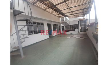 Gran Oportunidad: Casa En Ate Con Cochera Y Amplia Terraza