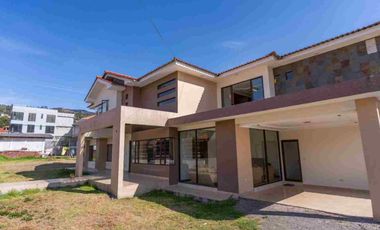 En venta casa en Azogues, en Charasol