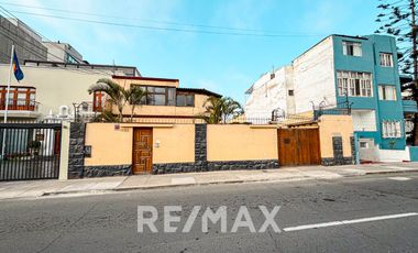 VENDO  CASA COMO TERRENO PREMIUM DE 680 M² CON ENORME POTENCIAL EN SAN ISIDRO