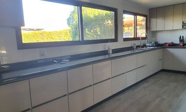 SE VENDE PARCELA 6600M2 COMUNA DE COLINA , 4 DORMITORIOS, 4 BAÑOS.