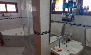 SE VENDE PARCELA 6600M2 COMUNA DE COLINA , 4 DORMITORIOS, 4 BAÑOS.