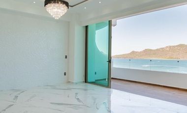 DEPARTAMENTO EN VENTA EN MAZATLAN FRENTE AL MAR (A PIE DE PLAYA) ZONA DORADA, CON ACABADOS DE LUJO, 2 RECAMARAS, VISTA ESPECTACULAR ALBERCA Y ROOF
