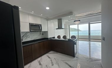 DEPARTAMENTO EN VENTA EN MAZATLAN FRENTE AL MAR (A PIE DE PLAYA) ZONA DORADA, CON ACABADOS DE LUJO, 2 RECAMARAS, VISTA ESPECTACULAR ALBERCA Y ROOF