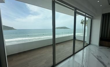 DEPARTAMENTO EN VENTA EN MAZATLAN FRENTE AL MAR (A PIE DE PLAYA) ZONA DORADA, CON ACABADOS DE LUJO, 2 RECAMARAS, VISTA ESPECTACULAR ALBERCA Y ROOF
