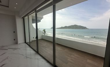 DEPARTAMENTO EN VENTA EN MAZATLAN FRENTE AL MAR (A PIE DE PLAYA) ZONA DORADA, CON ACABADOS DE LUJO, 2 RECAMARAS, VISTA ESPECTACULAR ALBERCA Y ROOF