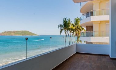 DEPARTAMENTO EN VENTA EN MAZATLAN FRENTE AL MAR (A PIE DE PLAYA) ZONA DORADA, CON ACABADOS DE LUJO, 2 RECAMARAS, VISTA ESPECTACULAR ALBERCA Y ROOF