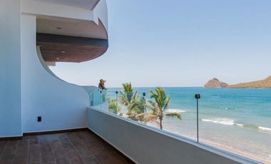 DEPARTAMENTO EN VENTA EN MAZATLAN FRENTE AL MAR (A PIE DE PLAYA) ZONA DORADA, CON ACABADOS DE LUJO, 2 RECAMARAS, VISTA ESPECTACULAR ALBERCA Y ROOF