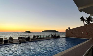 DEPARTAMENTO EN VENTA EN MAZATLAN FRENTE AL MAR (A PIE DE PLAYA) ZONA DORADA, CON ACABADOS DE LUJO, 2 RECAMARAS, VISTA ESPECTACULAR ALBERCA Y ROOF