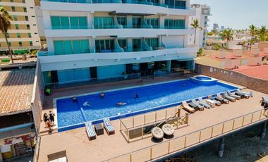 DEPARTAMENTO EN VENTA EN MAZATLAN FRENTE AL MAR (A PIE DE PLAYA) ZONA DORADA, CON ACABADOS DE LUJO, 2 RECAMARAS, VISTA ESPECTACULAR ALBERCA Y ROOF
