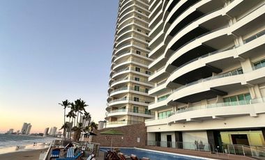 DEPARTAMENTO EN VENTA EN MAZATLAN FRENTE AL MAR (A PIE DE PLAYA) ZONA DORADA, CON ACABADOS DE LUJO, 2 RECAMARAS, VISTA ESPECTACULAR ALBERCA Y ROOF