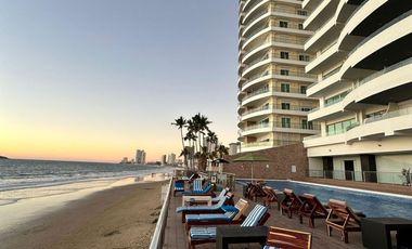 DEPARTAMENTO EN VENTA EN MAZATLAN FRENTE AL MAR (A PIE DE PLAYA) ZONA DORADA, CON ACABADOS DE LUJO, 2 RECAMARAS, VISTA ESPECTACULAR ALBERCA Y ROOF