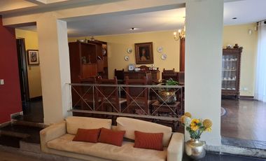 CASA COMO TERRENO ( 303.80 M2) EN URB RESIDENCIAL HIGUERETA $ 600,000