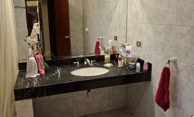 CASA COMO TERRENO ( 303.80 M2) EN URB RESIDENCIAL HIGUERETA $ 600,000