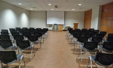 Oficina en Edif. Corporativo Moderno, Frente a Clínica Javier Prado - San Isidro