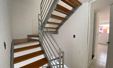 SURCO SE ALQUILA PARA EMPRESA O FAMILIA CASITA DE 4 PISOS.