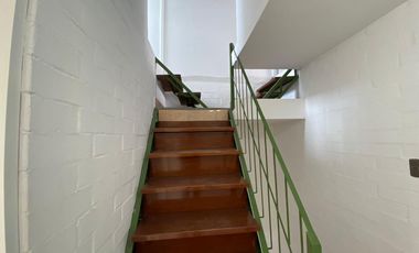 SURCO SE ALQUILA PARA EMPRESA O FAMILIA CASITA DE 4 PISOS.
