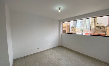 SURCO SE ALQUILA PARA EMPRESA O FAMILIA CASITA DE 4 PISOS.