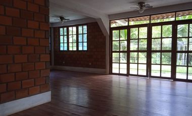 Quizás ahora solo buscas un lugar tranquilo junto al río y una casa de campo para disfrutar la vida junto a quienes más amas.