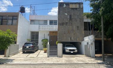 Casa Oficina con uso de suelo en venta en Jardines del Bosque Guadalajara
