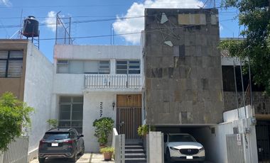 Casa Oficina con uso de suelo en venta en Jardines del Bosque Guadalajara