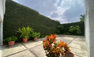 Casa Oficina con uso de suelo en venta en Jardines del Bosque Guadalajara