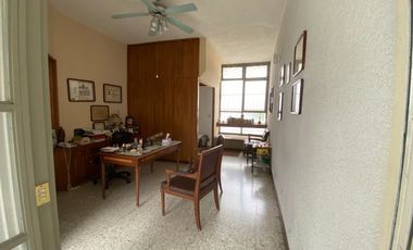 Casa Oficina con uso de suelo en venta en Jardines del Bosque Guadalajara