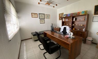 Casa Oficina con uso de suelo en venta en Jardines del Bosque Guadalajara
