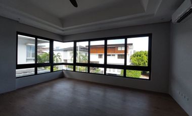 CL - FOR SALE: 4-Bedroom Single-Family House at Palms Pointe Village, Muntinlupa