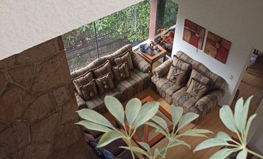 POR EL CENTRO COMERCIAL CASA EN VARIOS NIVELES