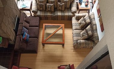 POR EL CENTRO COMERCIAL CASA EN VARIOS NIVELES