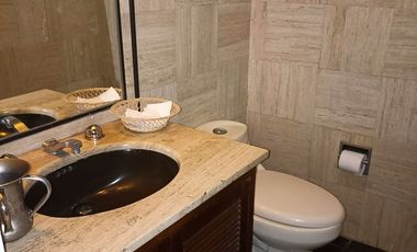 POR EL CENTRO COMERCIAL CASA EN VARIOS NIVELES