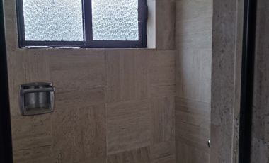 POR EL CENTRO COMERCIAL CASA EN VARIOS NIVELES