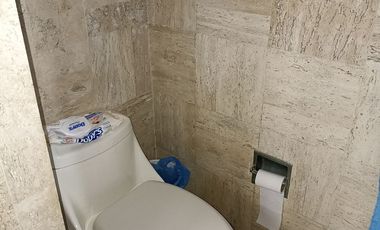 POR EL CENTRO COMERCIAL CASA EN VARIOS NIVELES