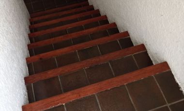 POR EL CENTRO COMERCIAL CASA EN VARIOS NIVELES