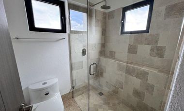 RENTA - Cumbres del Lago. Departamento en planta baja de 3 recamaras