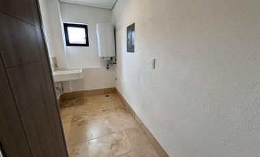 RENTA. Cumbres del Lago - Departamento en planta baja de 3 recamaras