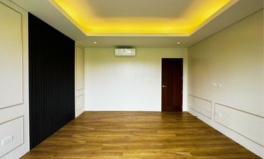 5 Bedroon with a 4 Car Garage Property For Sale in Sucat, Parañaque City
